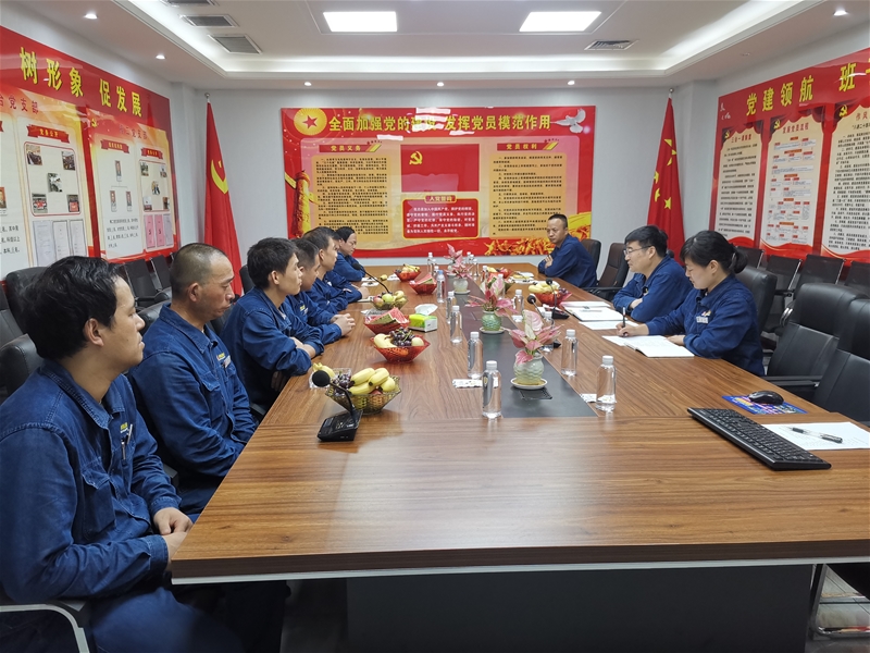 7月30日下午，軋鋼廠黨委組織召開“‘慶八一’學黨史  扛死肩   共奮進”復轉(zhuǎn)軍人座談會